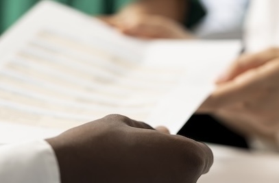 Obtention de diplôme en cours de CDD : comment formaliser le changement de grade ? - hospimedia reponse expert